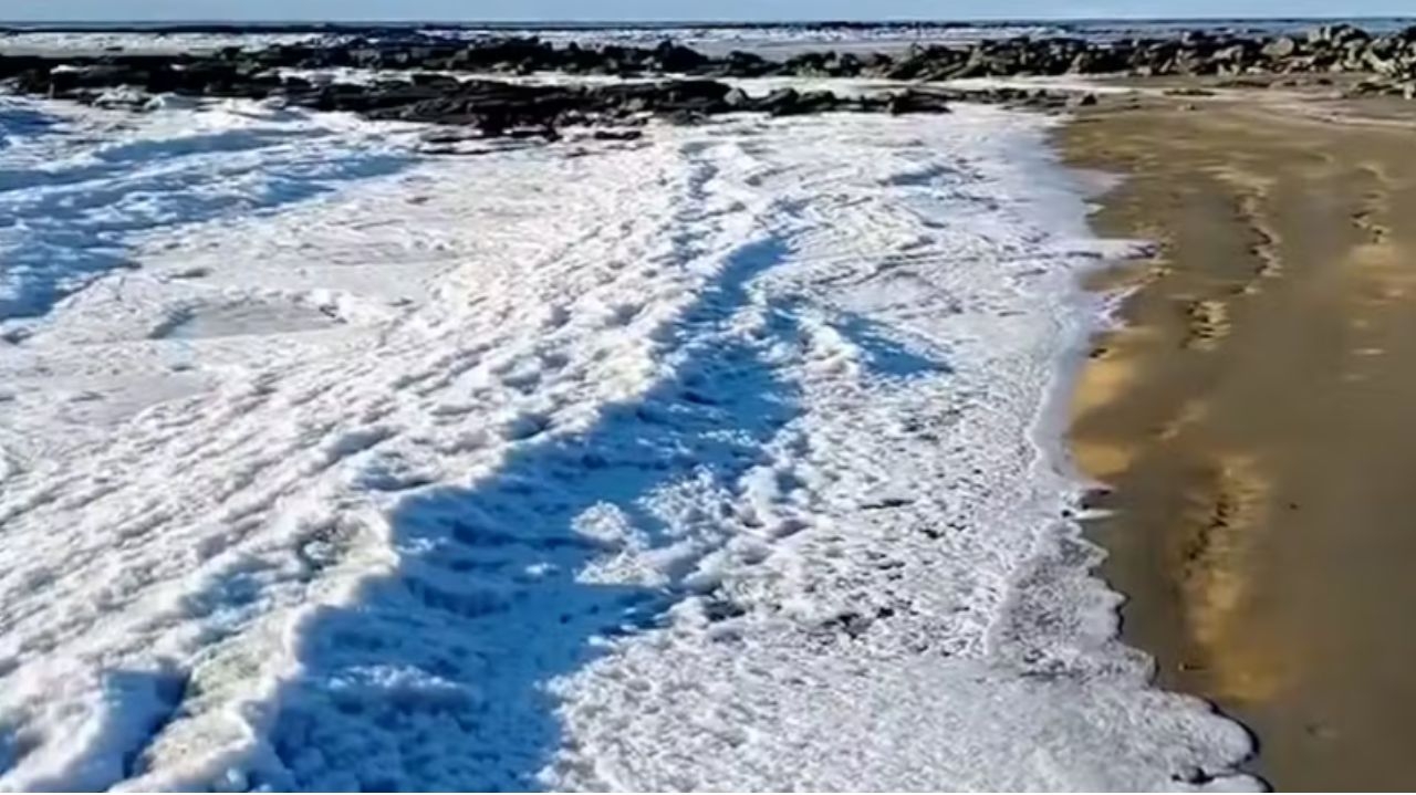 Ondas do mar congelam na Argentina após frio intenso de -17,5°C Lorena Bueri