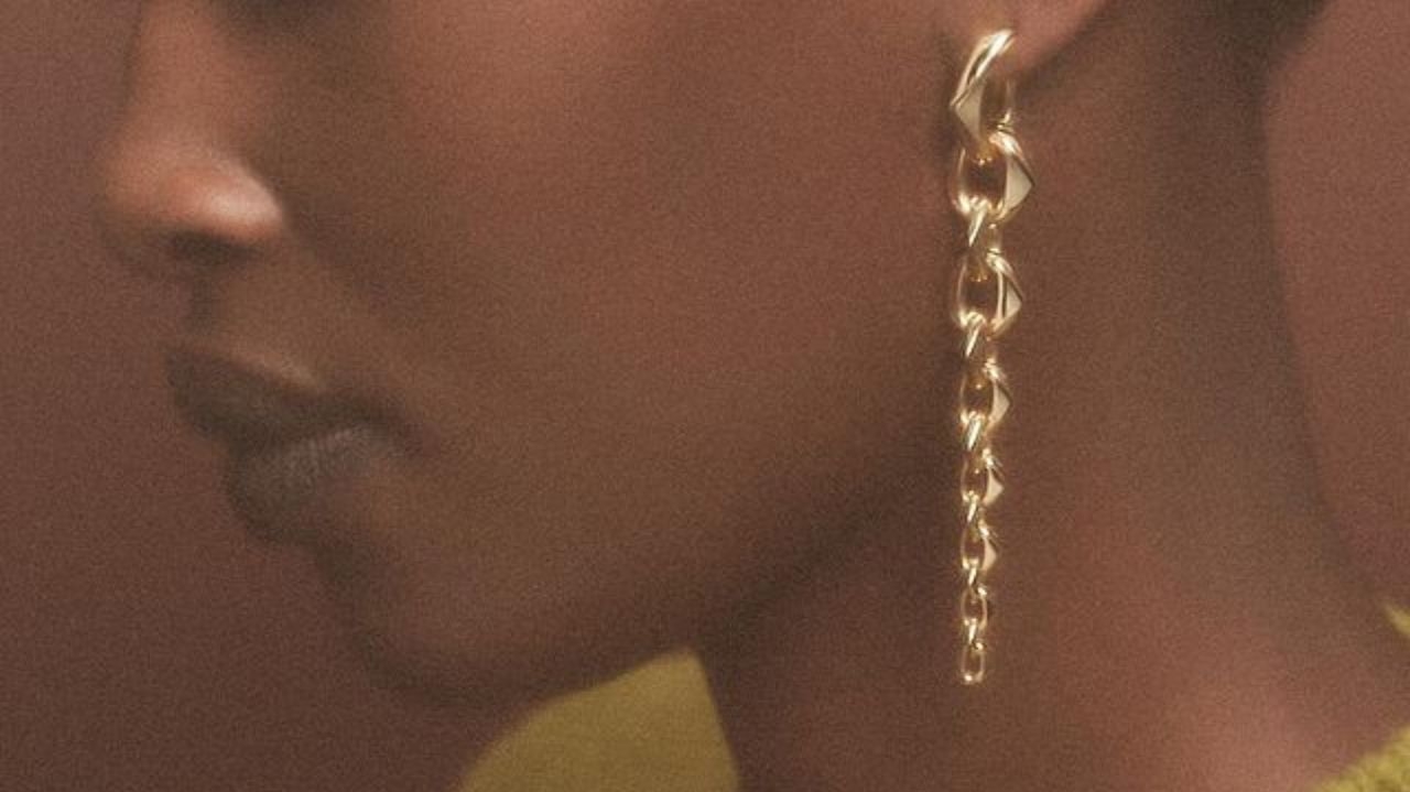 Prada anuncia lançamento de sua nova coleção de joias em ouro reciclado Lorena Bueri
