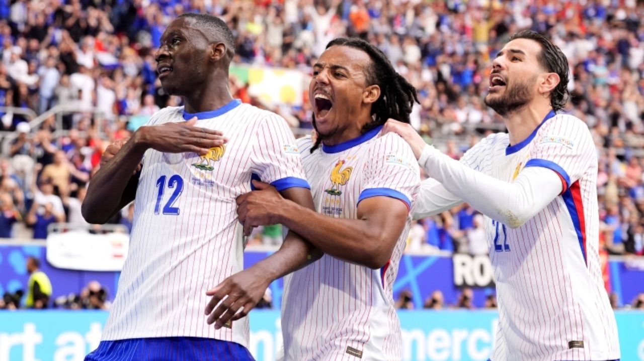 França conta com gol contra da Bélgica e avança às quartas de final da Eurocopa  Lorena Bueri