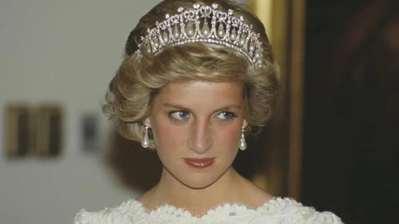 Confira a evolução do estilo da Princesa Diana em 10 looks memoráveis Lorena Bueri