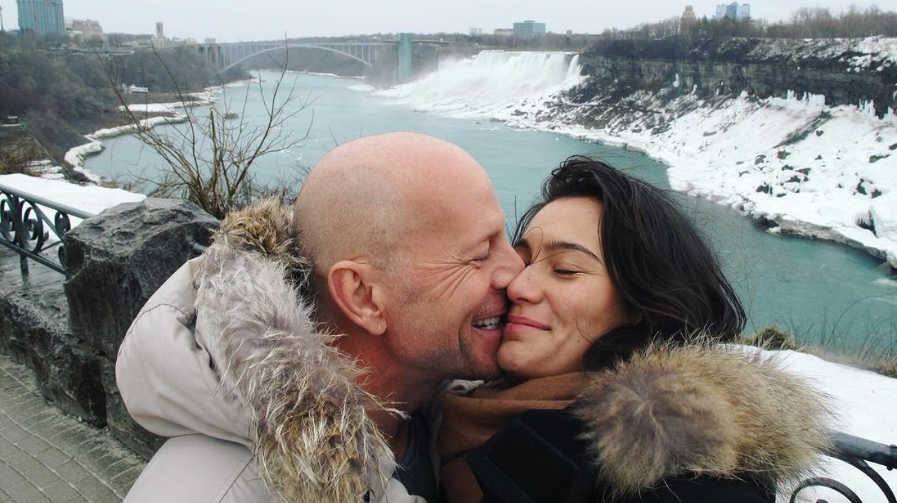 Esposa de Bruce Willis revela detalhes da saúde do ator Lorena Bueri