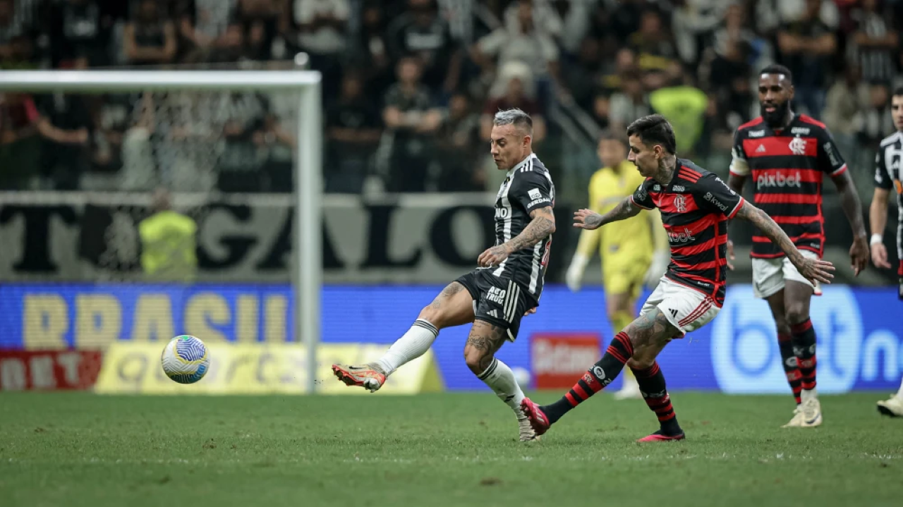 CBF libera áudios do VAR sobre decisões controversas em Atlético-MG x Flamengo Lorena Bueri