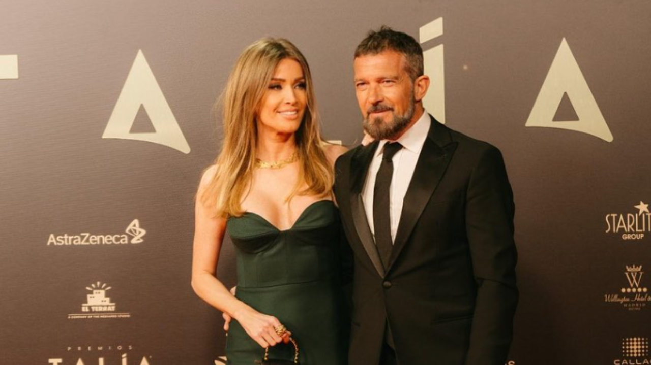 Antonio Banderas fala que sua namorada é completamente diferente dele Lorena Bueri