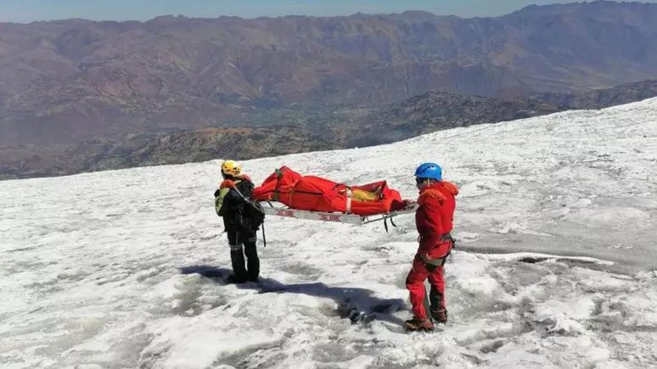 Corpo de alpinista é encontrado mumificado após 22 anos desaparecido em montanha no Peru Lorena Bueri