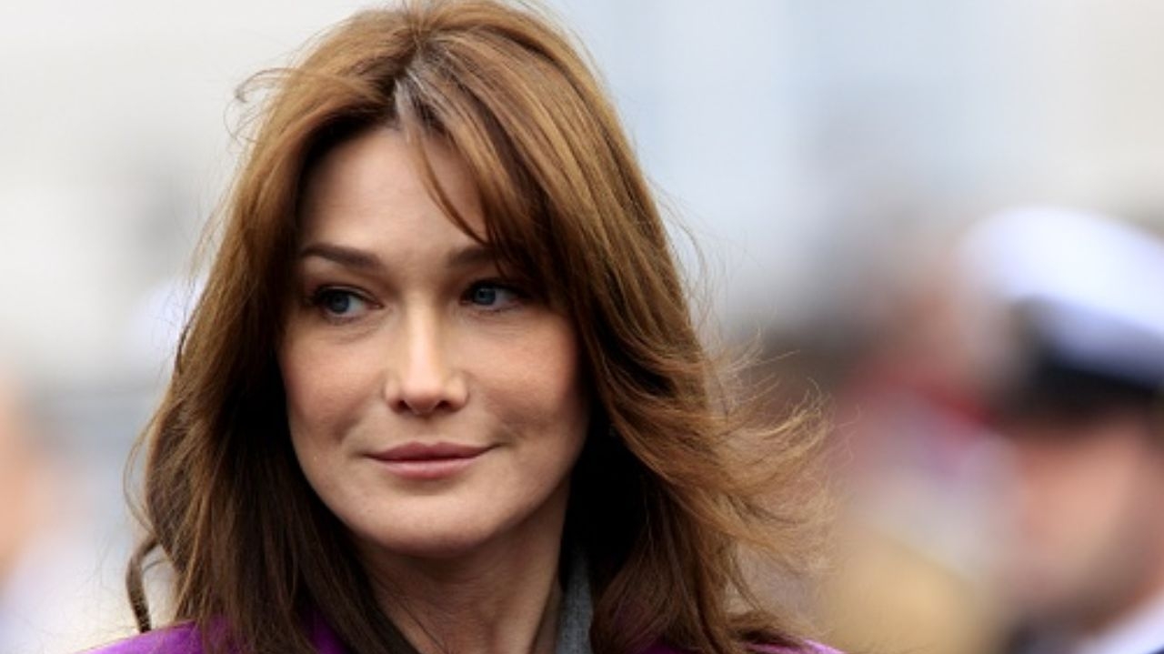 A ex-primeira-dama Carla Bruni enfrenta acusações na França Lorena Bueri