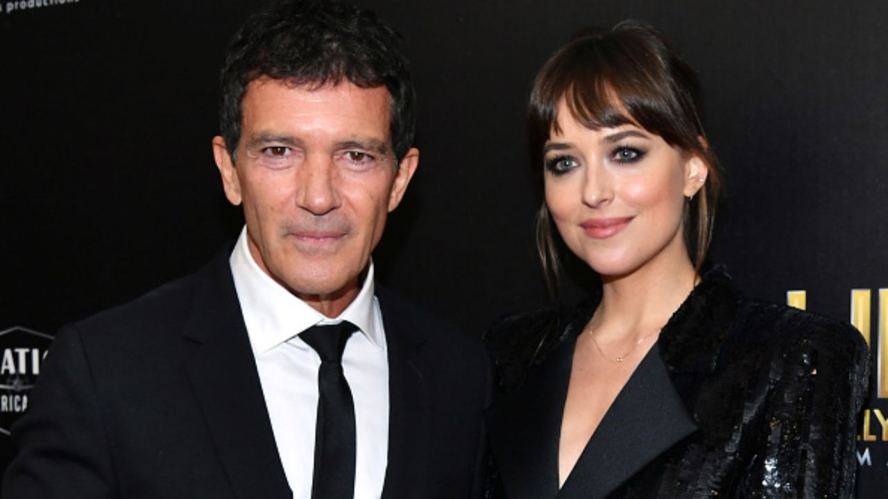 Antonio Banderas posa ao lado de sua eterna enteada, Dakota Jonhson Lorena Bueri