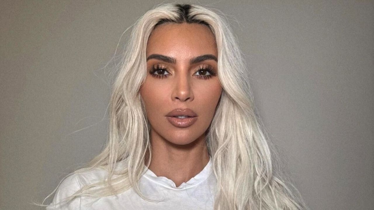 Kim Kardashian surpreende ao adotar tratamento facial com esperma de salmão Lorena Bueri