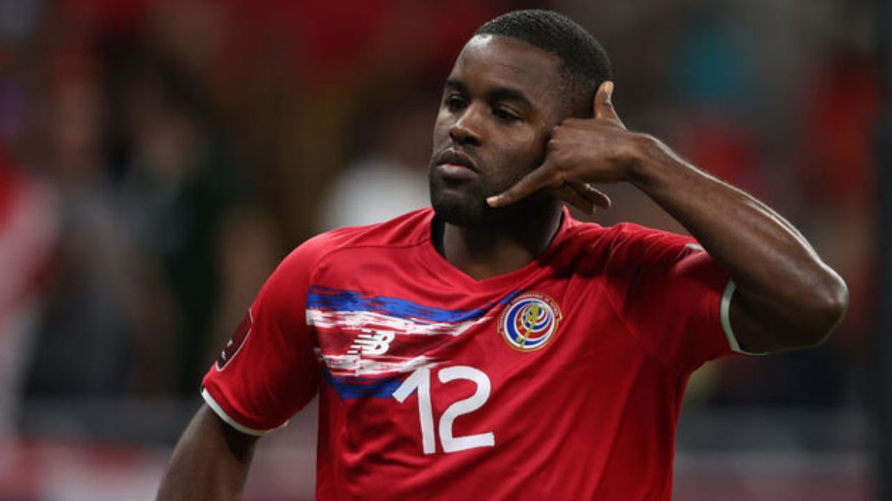 Joel Campbell, atacante costarriquenho, chega ao Atlético Goianiense  Lorena Bueri