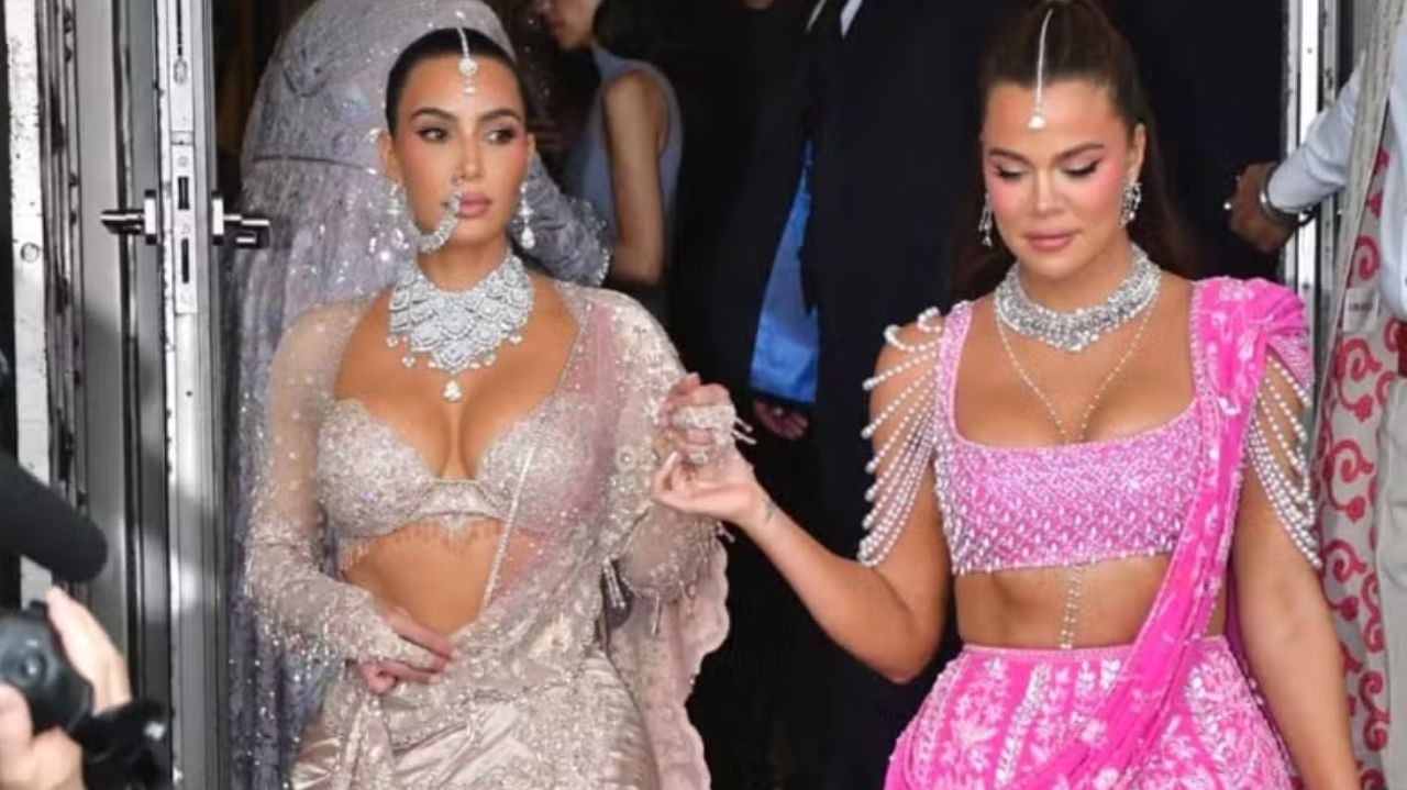 Confira os looks de Kim e Khloe Kardashian para  casamento de Radhika Merchant e Anant Ambani Lorena Bueri