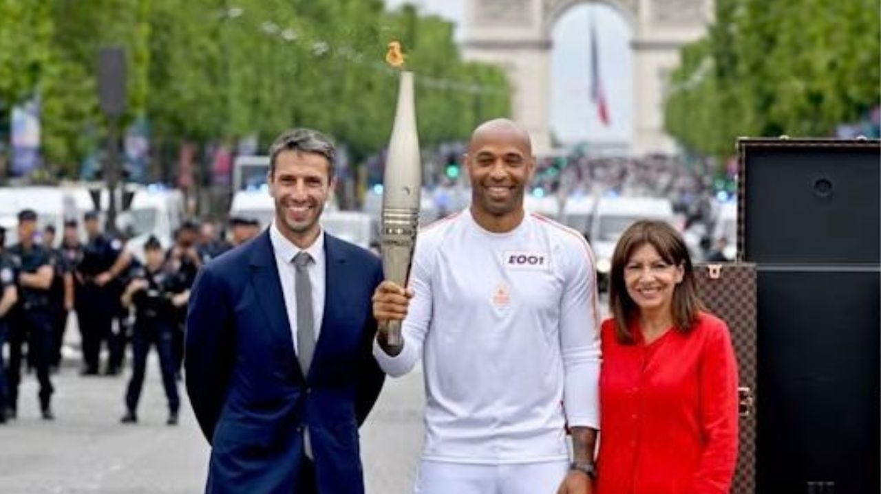 Chama olímpica chega a Paris para as Olimpíadas Lorena Bueri