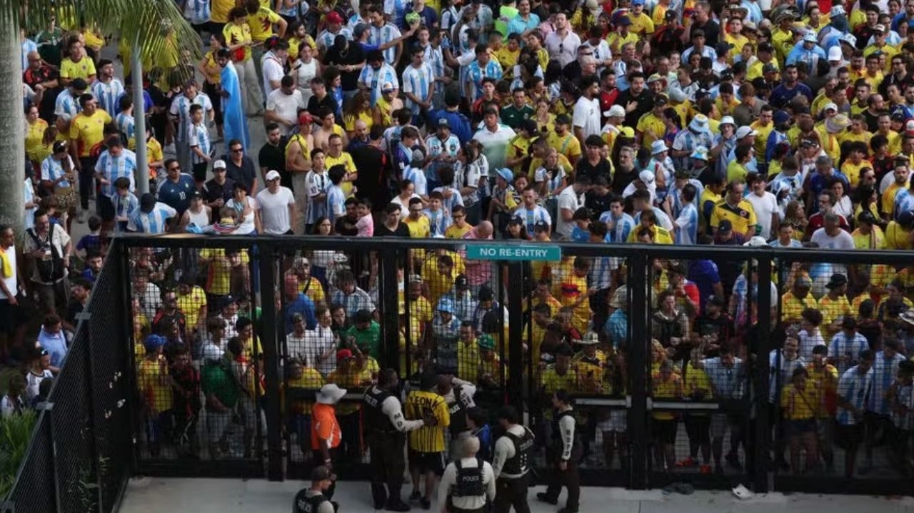 Caos na final da Copa América atrasa o jogo em 75 minutos e causa irritação entre os torcedores Lorena Bueri