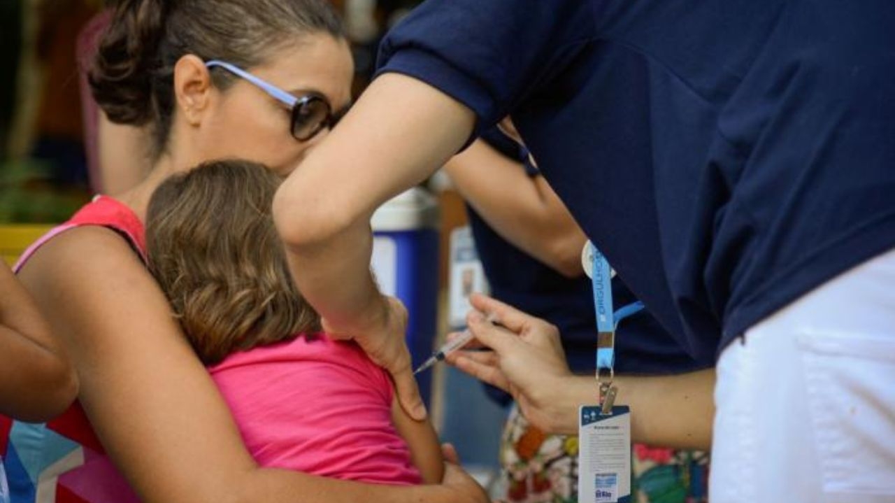 Brasil avança na saúde infantil e deixa lista de países com menos crianças vacinadas  Lorena Bueri