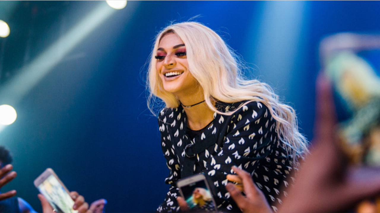 Pabllo Vittar impressiona ao chegar em Spotify Global com “Alibi” em 16ª posição Lorena Bueri