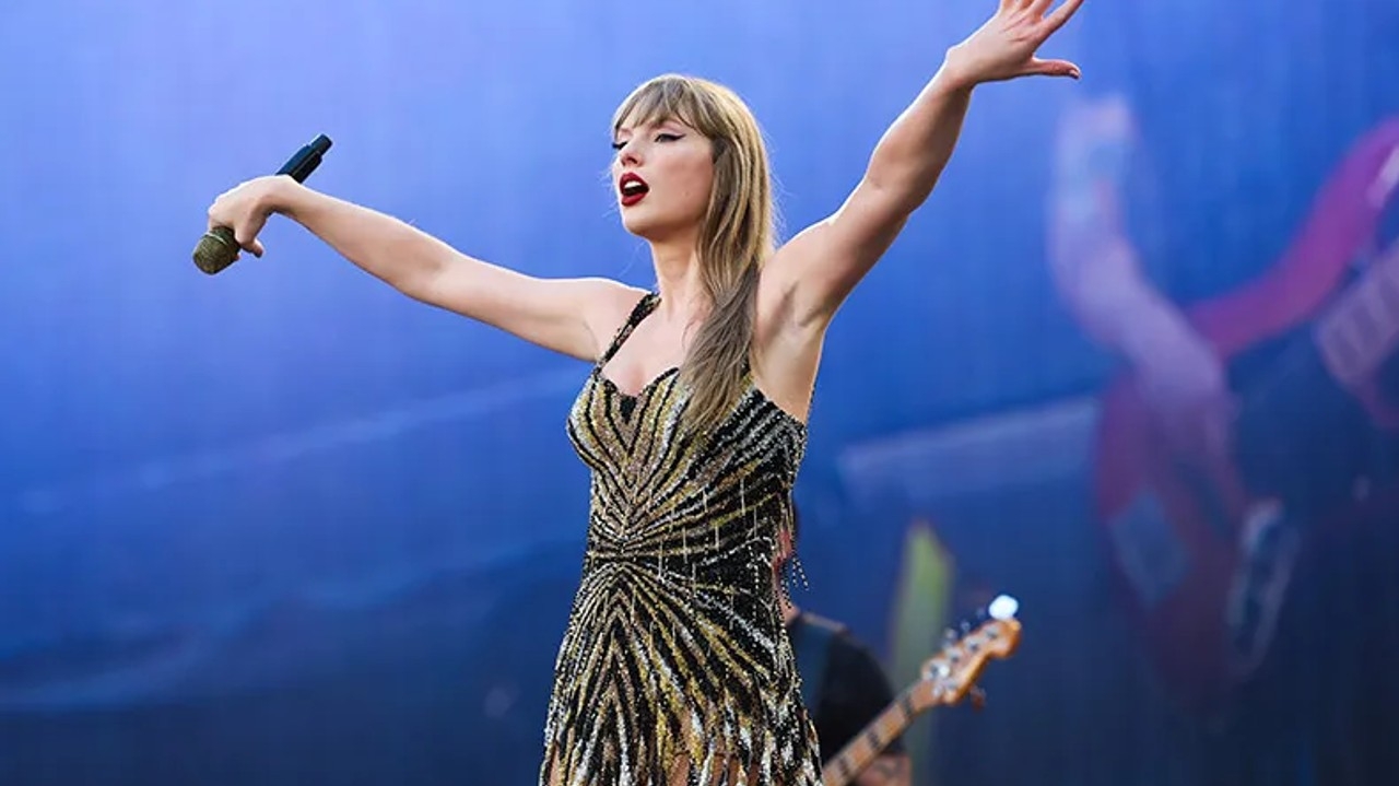 Taylor Swift usa criações de Roberto Cavalli, estilista falecido em abril Lorena Bueri