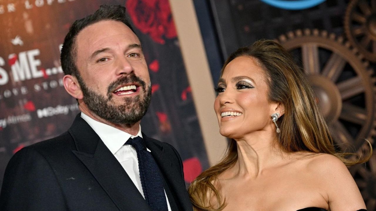 Jennifer Lopez e Ben Affleck passam aniversário de casamento separados  Lorena Bueri