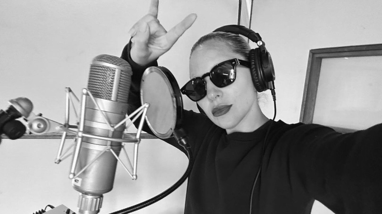 Lady Gaga aparece gravando nova música: ‘É como meditação’ Lorena Bueri