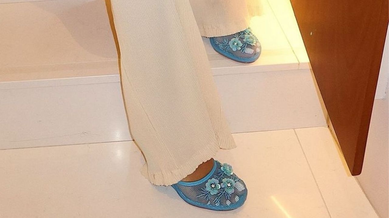 Chinese slippers: calçado dos anos 90 retorna como tendência para o verão Lorena Bueri