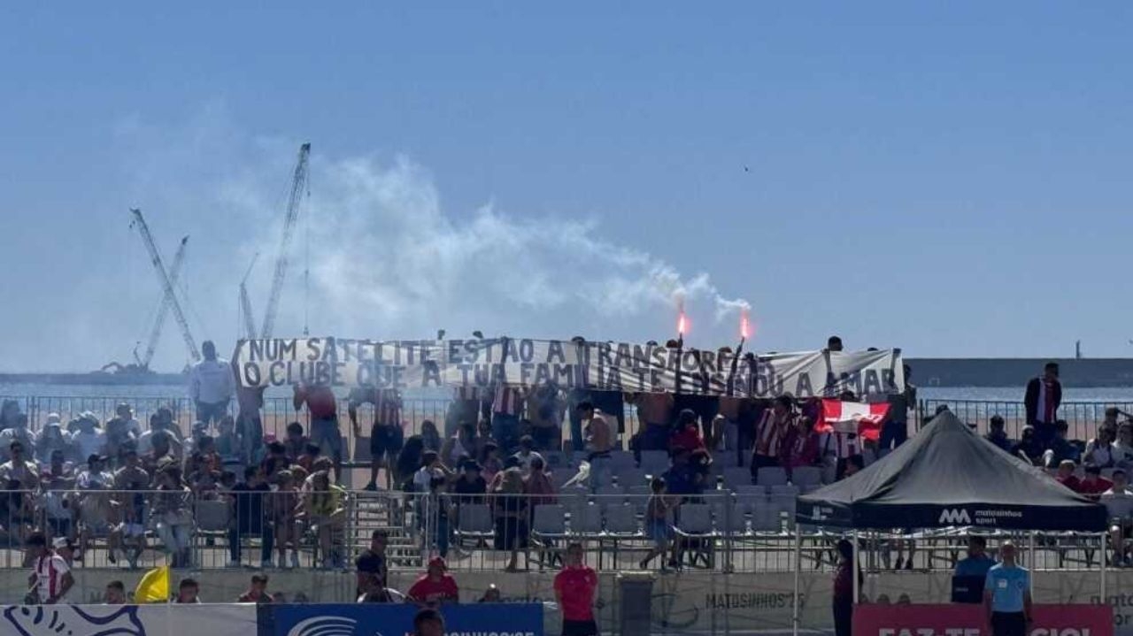 Torcida protesta contra venda de clube português ao Flamengo Lorena Bueri