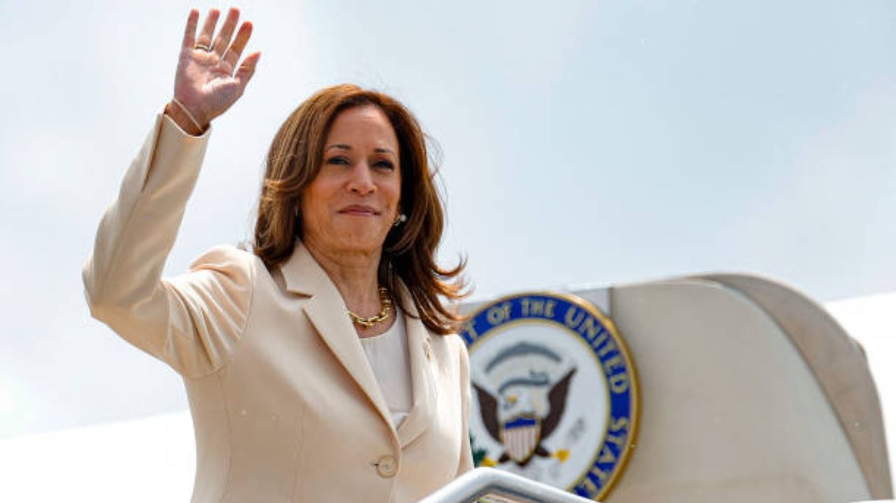 Kamala Harris chama Donald trump de retrocesso em comício Lorena Bueri