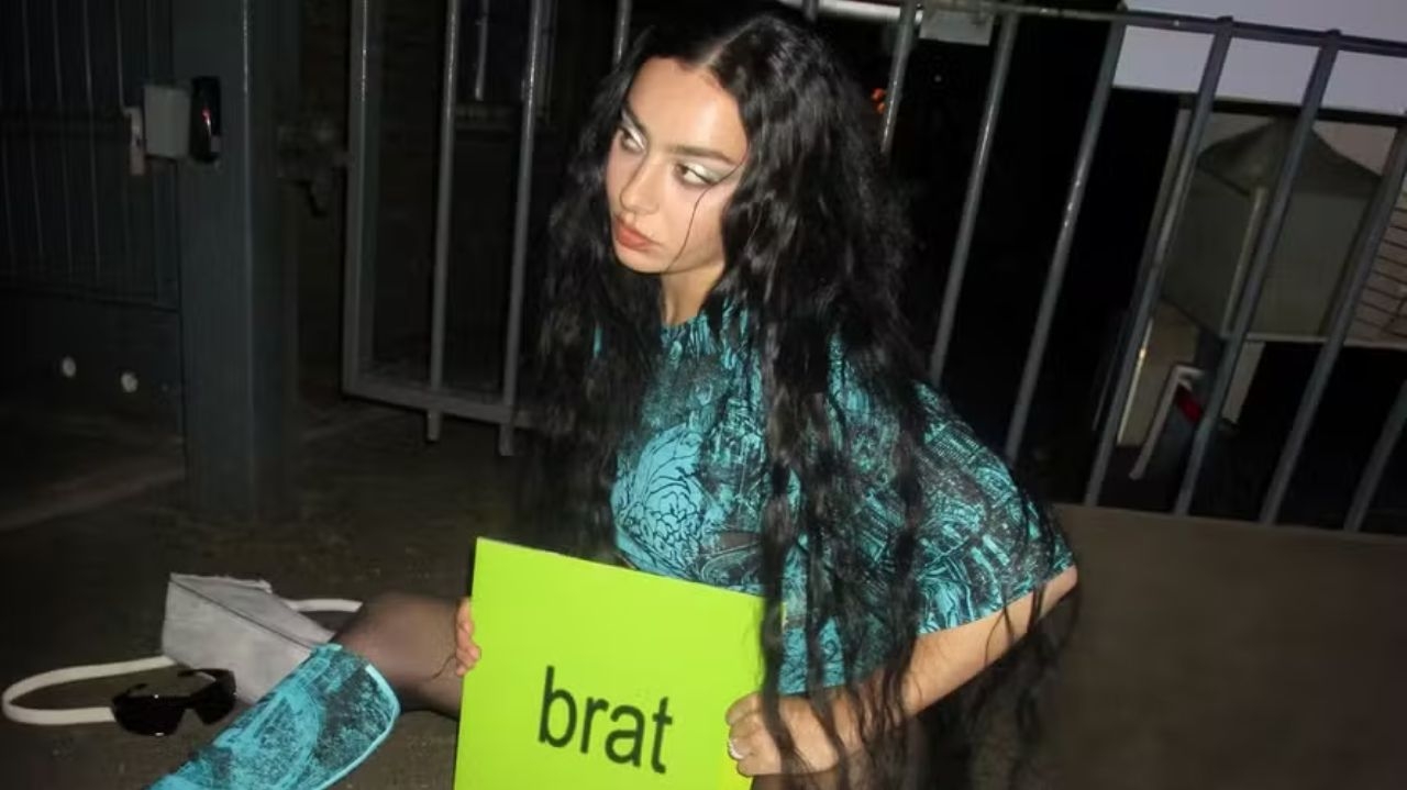 Conheça o movimento 'Brat' e a revolução estética de Charli XCX Lorena Bueri