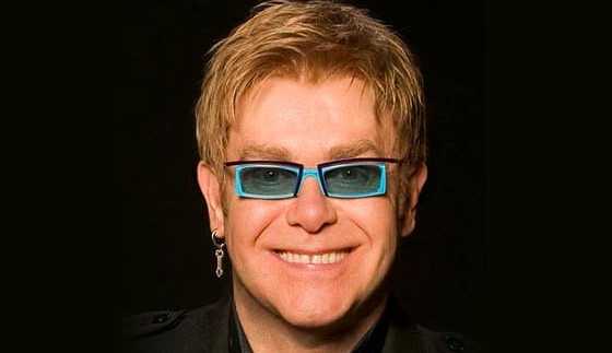 Elton John faz apresentação inusitada em restaurante na França Lorena Bueri