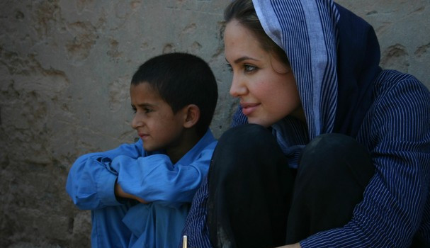 Angelina Jolie usa o Instagram para falar sobre seu trabalho com refugiados: ‘acredito apaixonadamente nos direitos humanos’