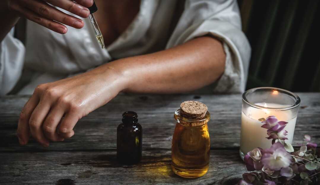 Aromaterapia: óleos essenciais que tratam do corpo e da mente através do olfato Lorena Bueri