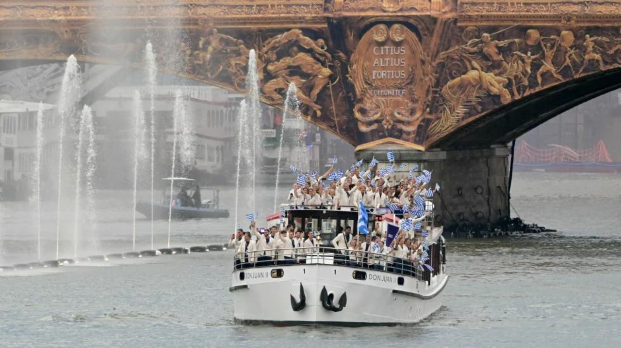 Barco da Grécia encabeça desfile de abertura da Olimpíada através do Rio Sena Lorena Bueri