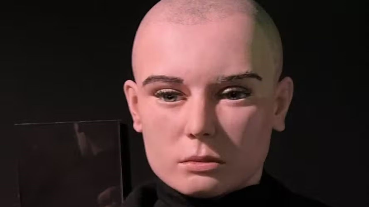 Estátua em homenagem a Sinead O'Connor sai de exposição em museu de Dublin Lorena Bueri