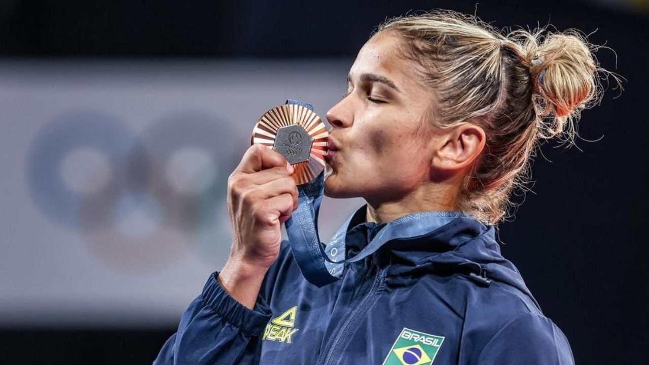 Larissa Pimenta é bronze no judô em Paris Lorena Bueri