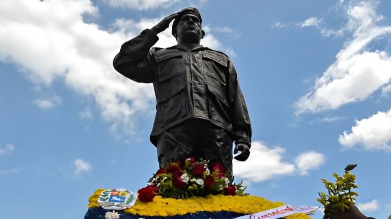 Manifestantes derrubam estátua de Hugo Chávez  Lorena Bueri