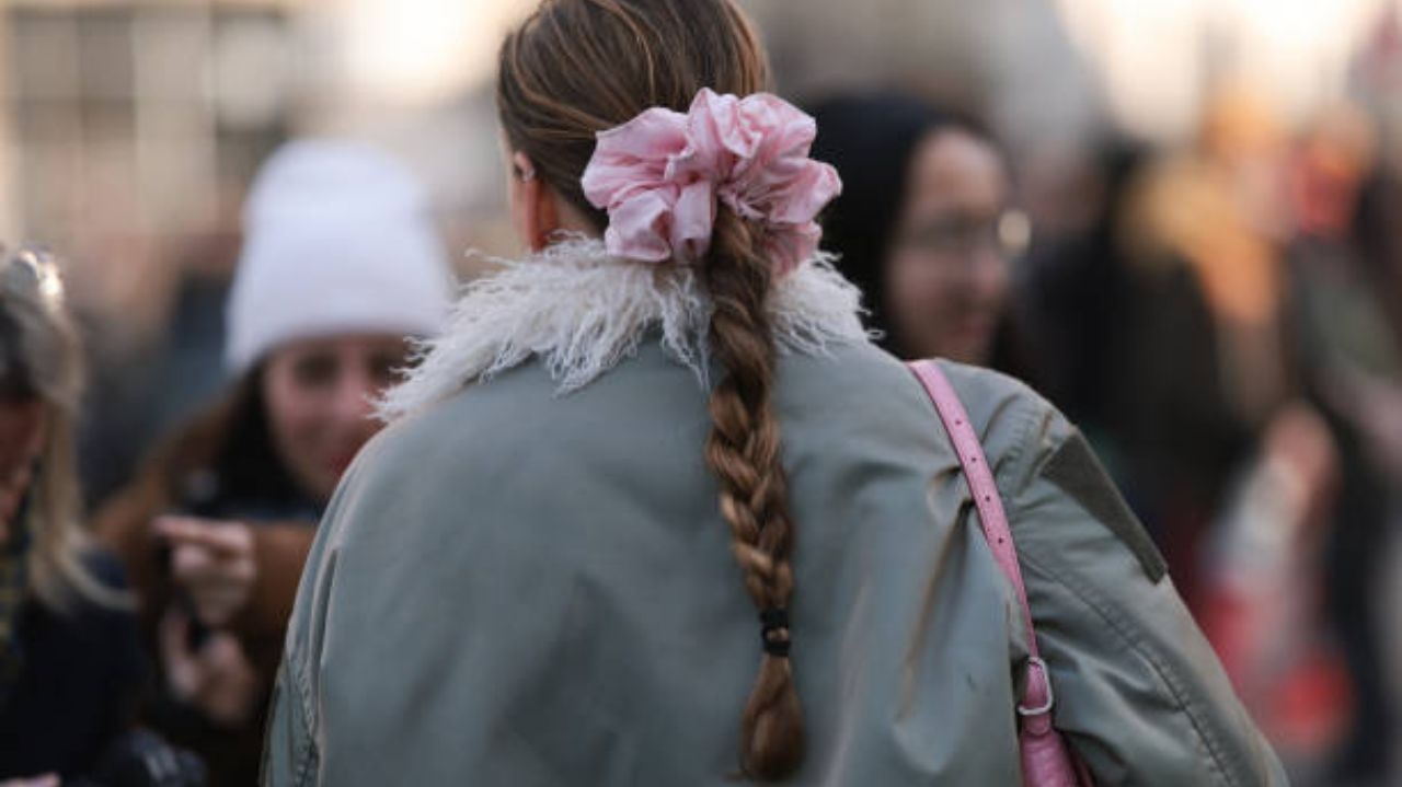 Scrunchie: acessório maximalista que retorna com tudo Lorena Bueri