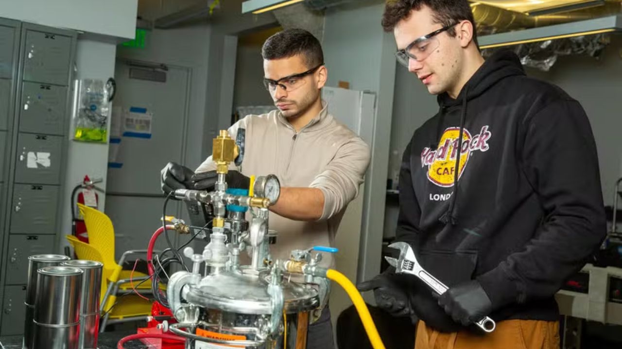 Cientistas do MIT criam combustível sustentável a base de água do mar, alumínio e pó de café Lorena Bueri