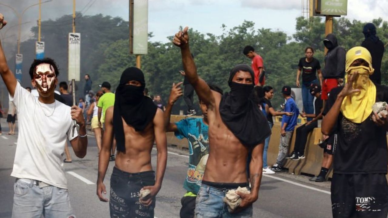 Protestos contra a eleição de Nicolás Maduro deixam 12 mortos na Venezuela  Lorena Bueri