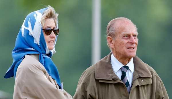 'The Crown' deixará realeza britânica furiosa ao retratar relação íntima de Príncipe Philip e mulher 30 anos mais jovem Lorena Bueri