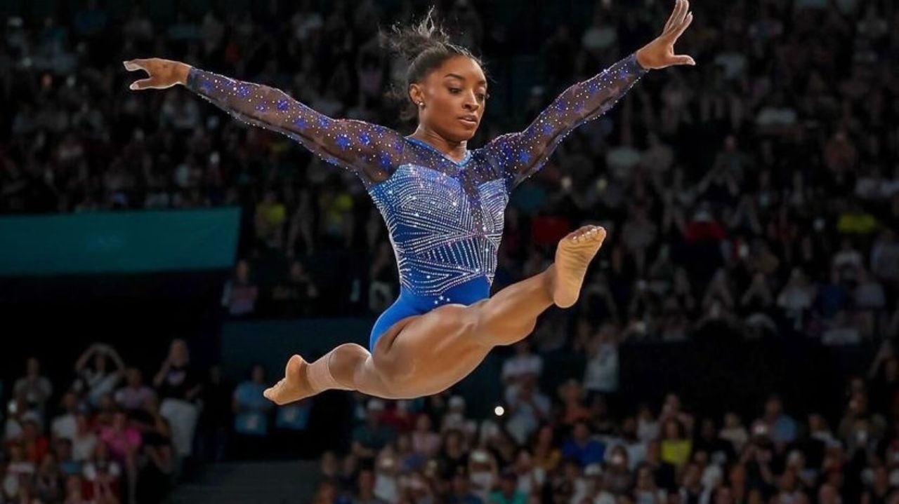 Simone Biles tem atuação incrível e se consagra bicampeã olímpica no individual geral Lorena Bueri