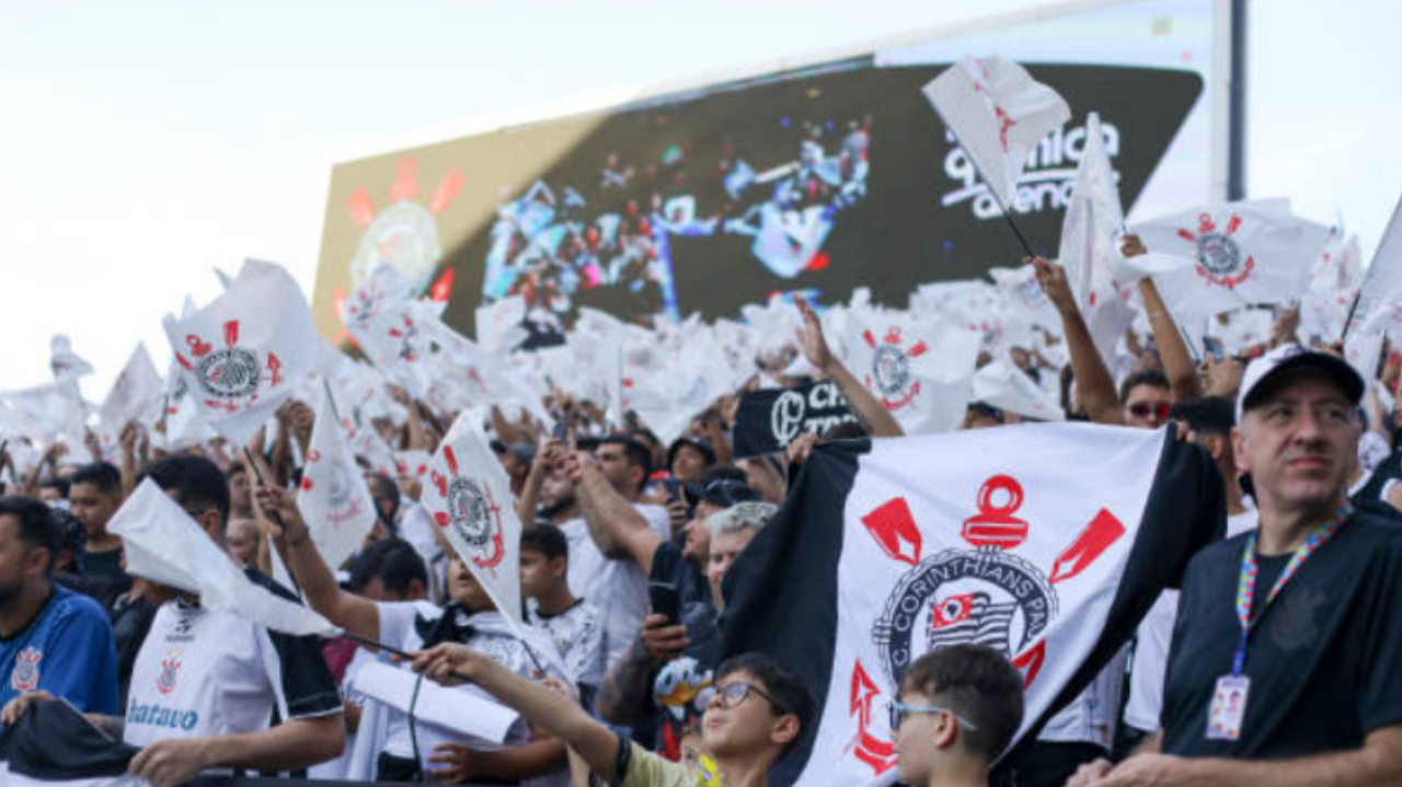 Torcida do Corinthians faz gestos de natação para provocar gremistas na Copa do Brasil Lorena Bueri