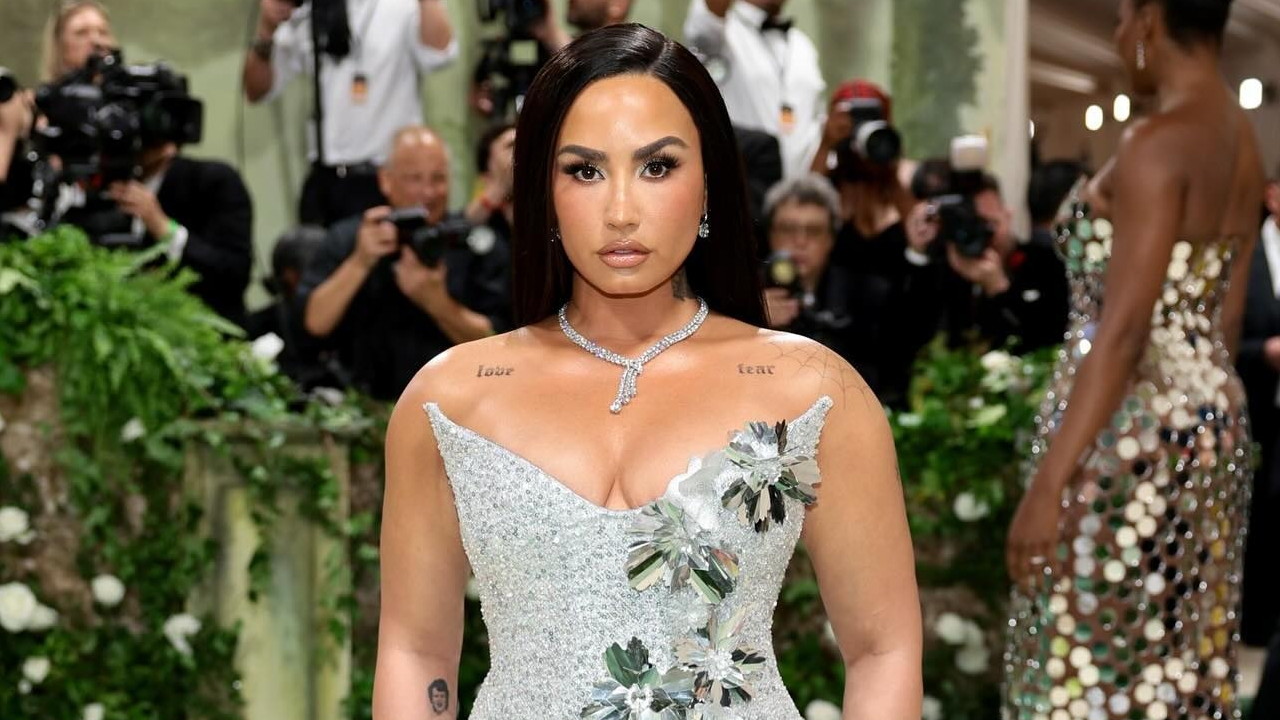 Demi Lovato dá indícios de uma nova era e confirma novo documentário Lorena Bueri