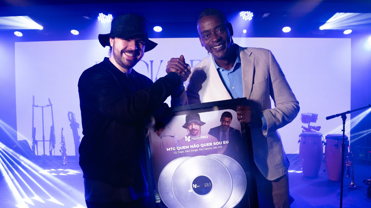 Seu Jorge e DJ Topo recebem certificado de diamante triplo pelo sucesso da “MTG Quem Não Quer Sou Eu” Lorena Bueri