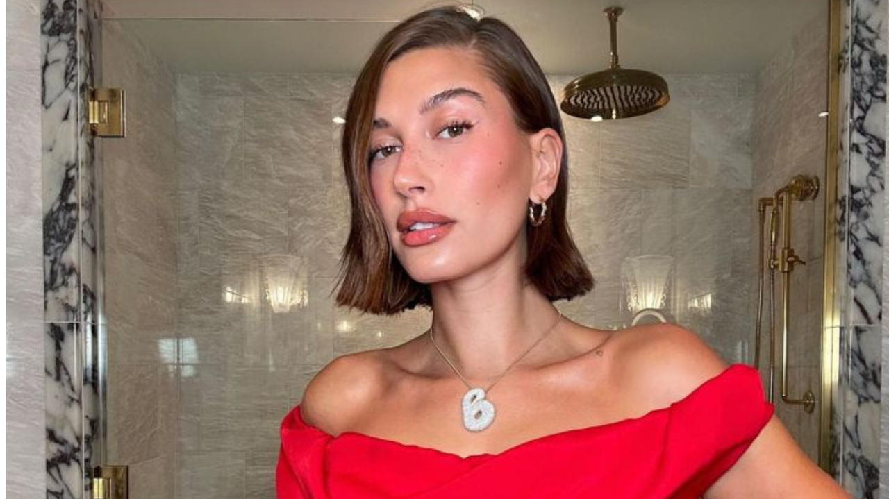 Colar romântico que complementa looks de Hailey Bieber é pouco notado Lorena Bueri