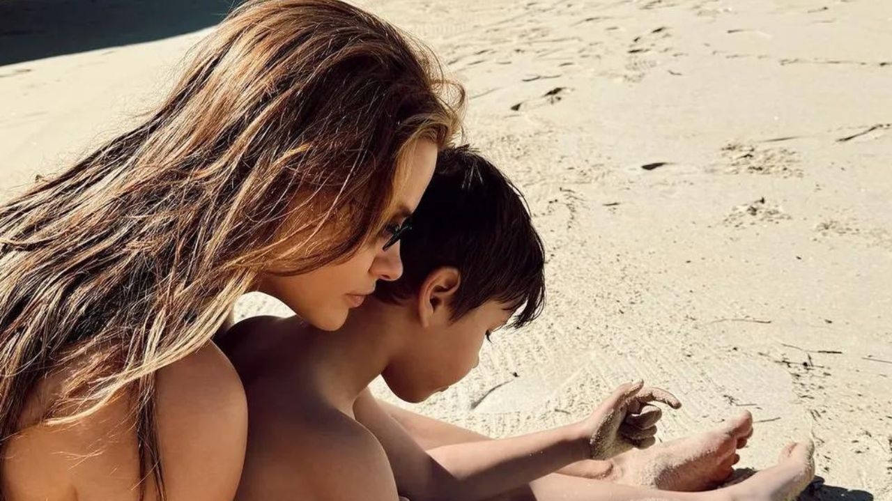 Andressa Suita e Gustavo Lima se divertem na praia com os filhos Lorena Bueri