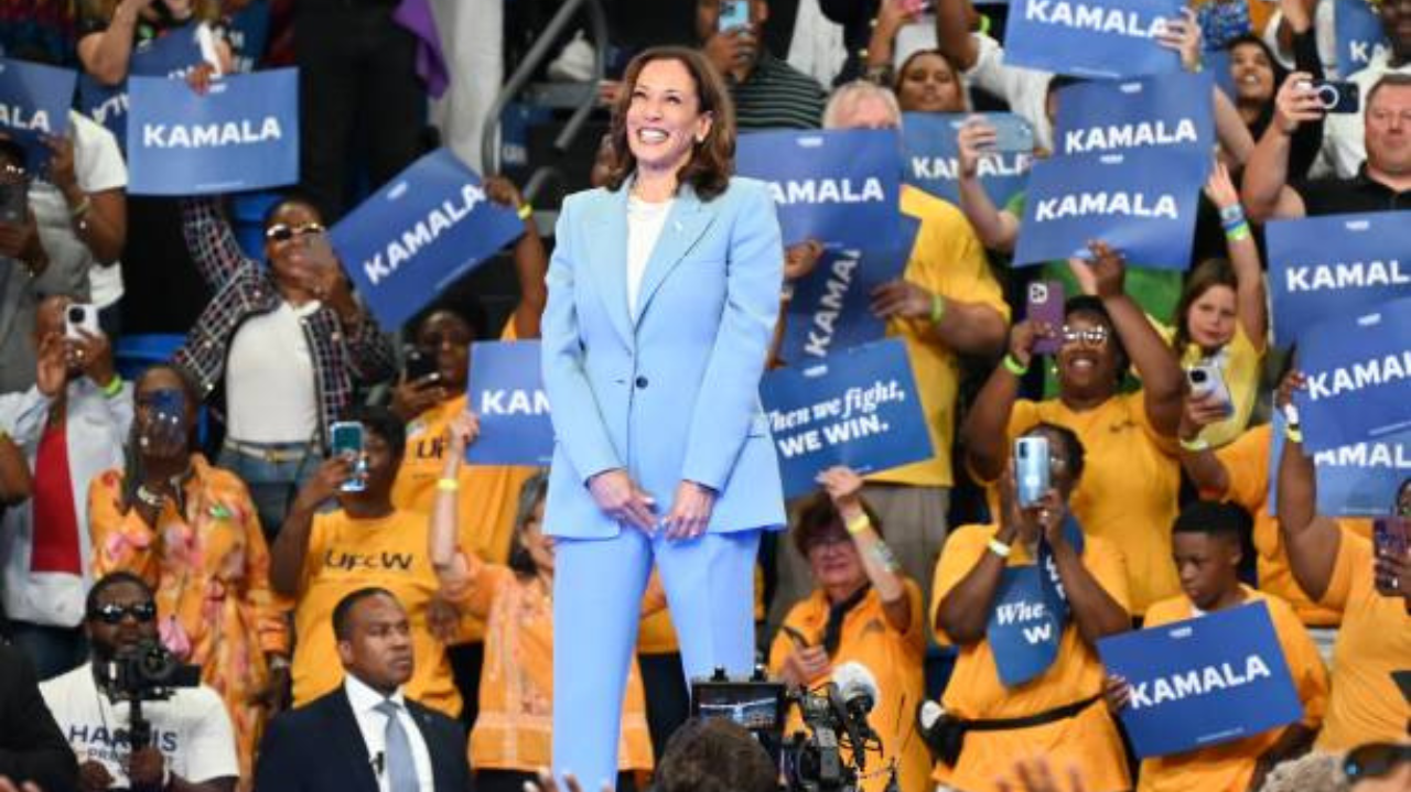 Kamala Harris conversa com finalistas da candidatura de vice-presidência dos EUA Lorena Bueri