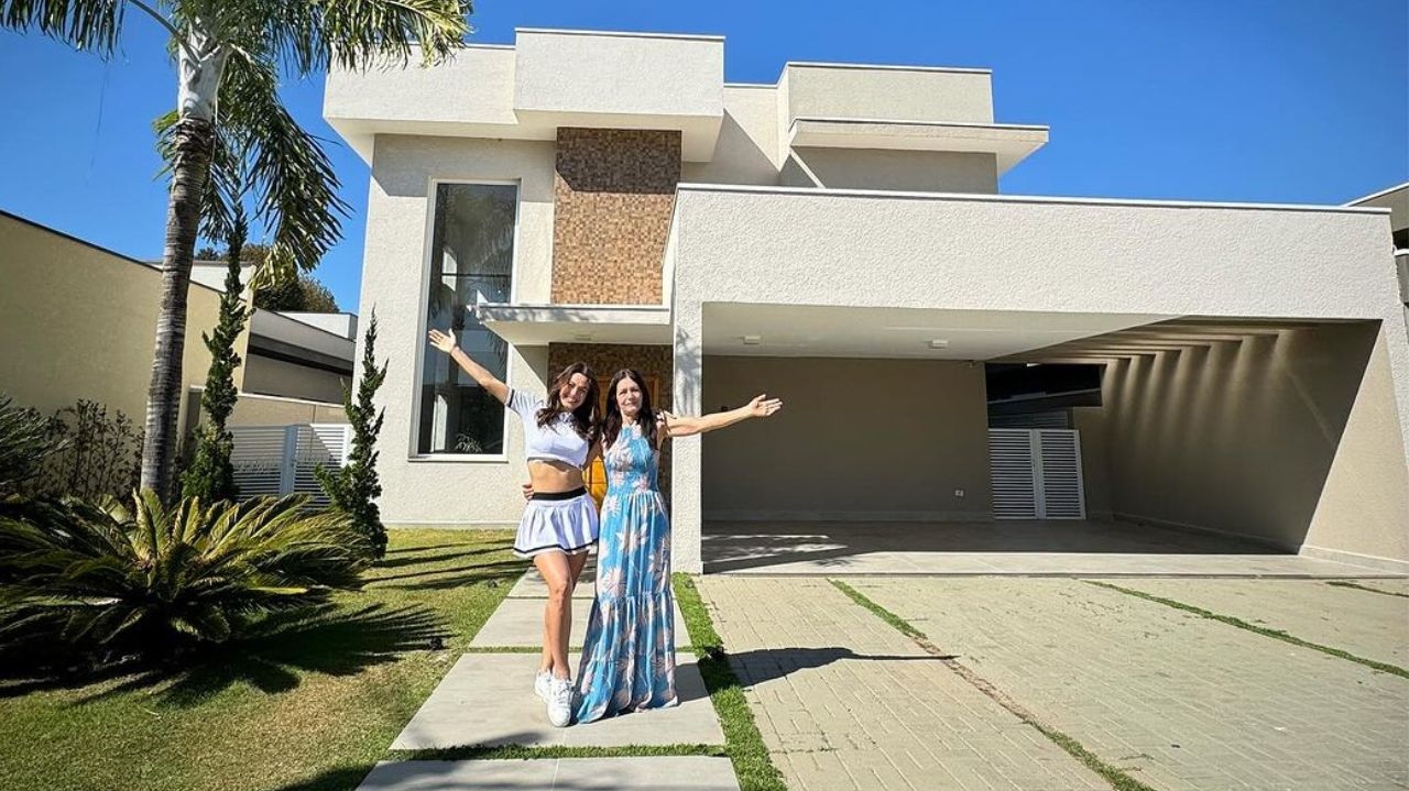 Ex-BBB Beatriz Reis celebra mudança para casa nova junto com a mãe Lorena Bueri