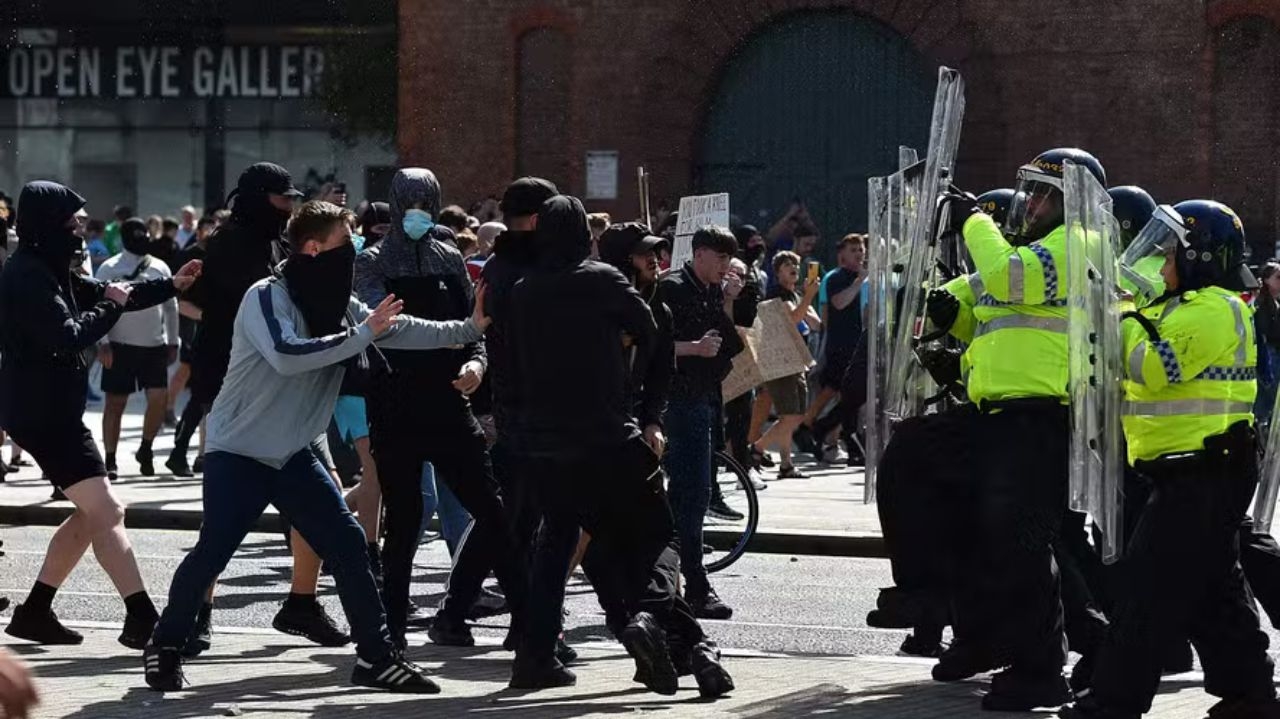 Reino Unido mobiliza policiais para reprimir protesto violento da extrema-direita Lorena Bueri