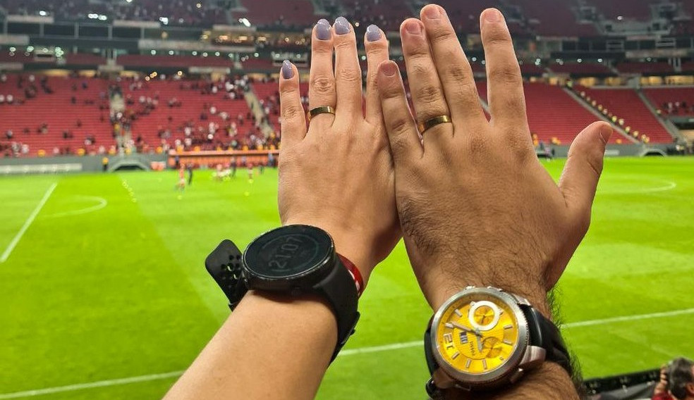 Jovem surpreende namorada e faz pedido de casamento durante jogo do Flamengo