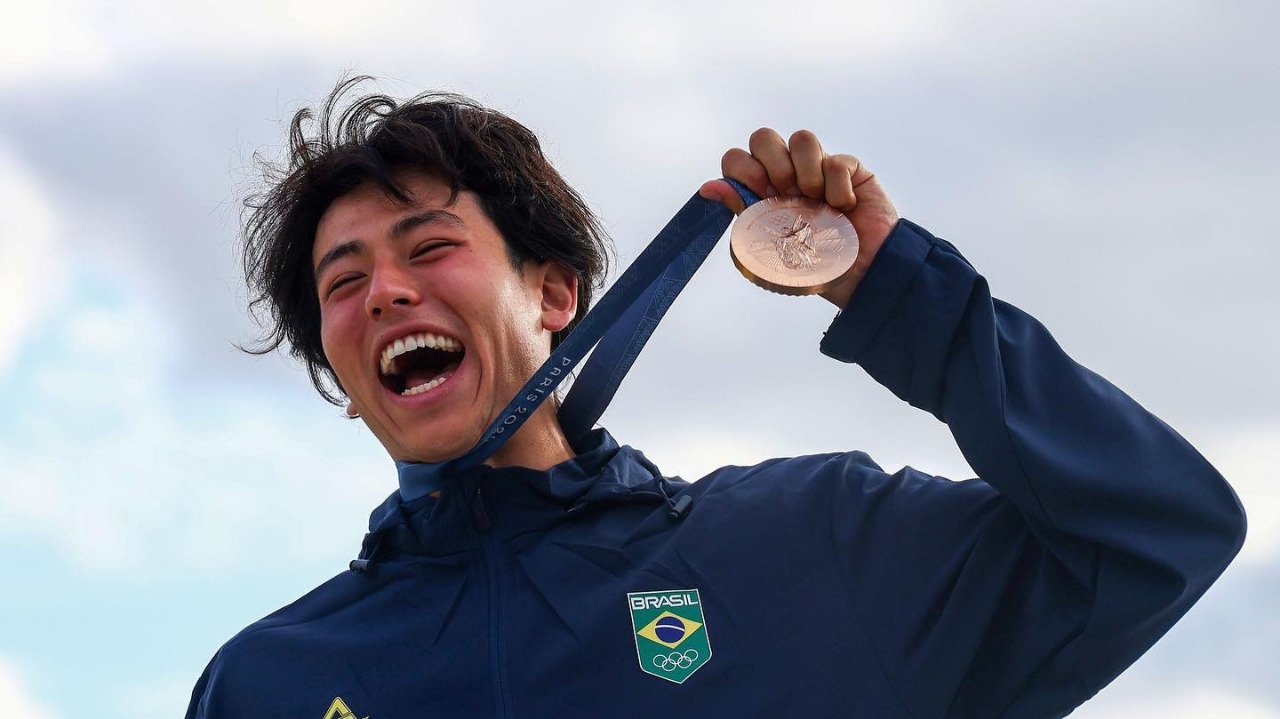 Augusto Akio celebra a conquista da medalha de bronze  Lorena Bueri