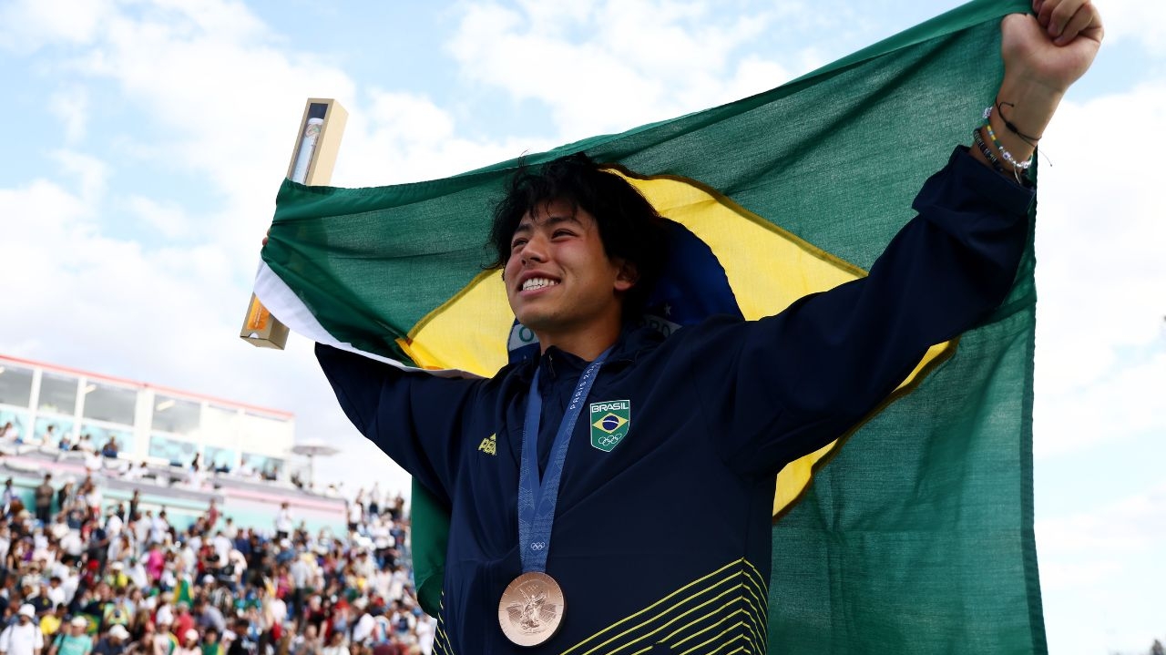 Augusto Akio conquista a medalha de bronze no skate park das Olimpíadas Lorena Bueri