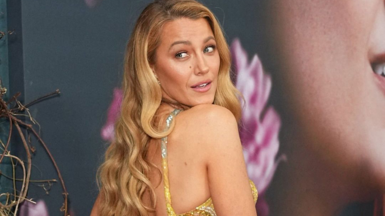 Blake Lively repete vestido marcante de Britney Spears na estreia do seu mais novo filme  Lorena Bueri