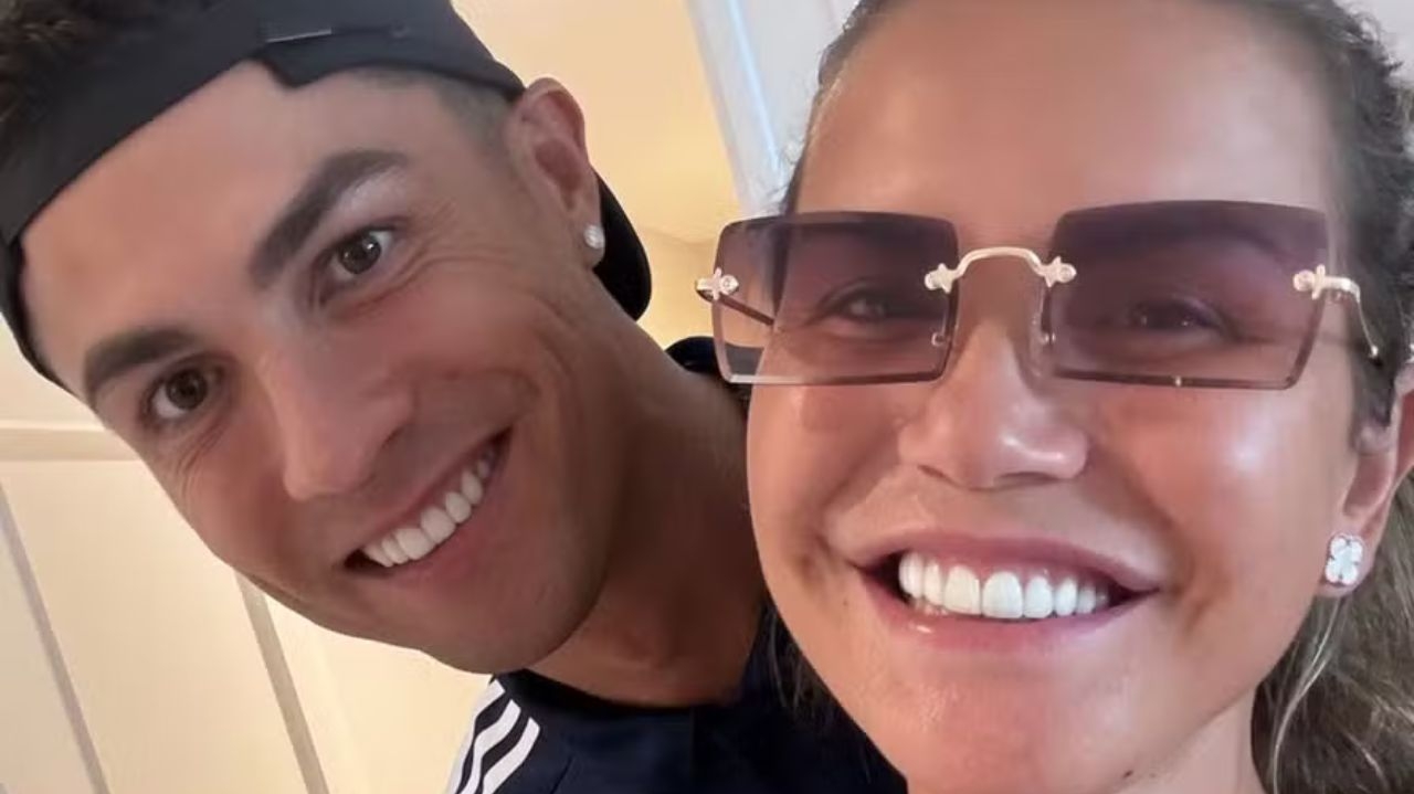 Cristiano Ronaldo é flagrado em foto rara ao lado da família  Lorena Bueri