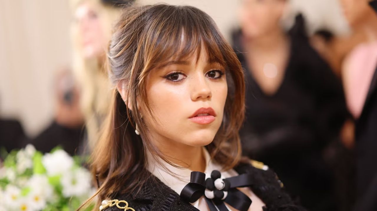 Jenna Ortega afirma que atuação de Dakota Fanning inspirou seu sonho de ser atriz Lorena Bueri